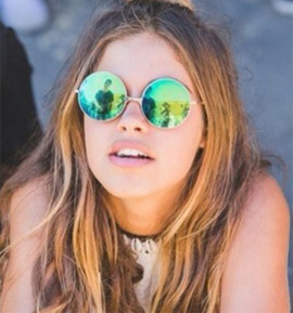 Chica con pelo castaño y gafas verdes